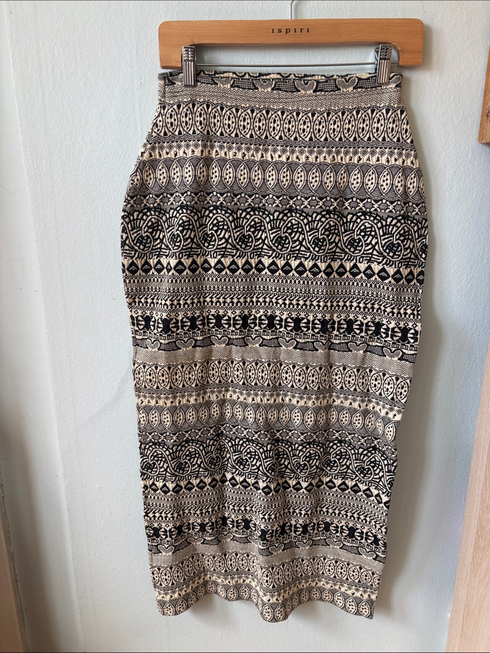 le chateau Black and Cream Patterned Pencil Skirt